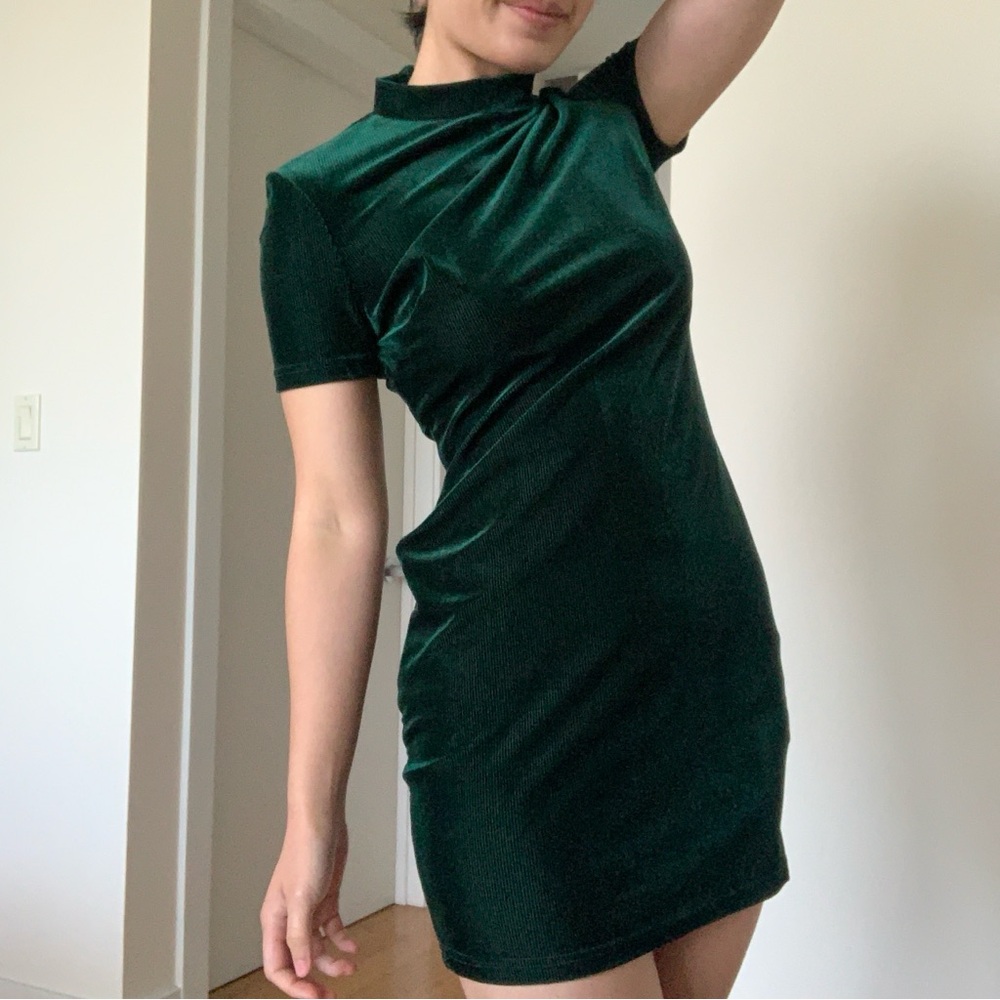 Forever 21 emerald green ribbed velvet mock neck bodycon dress